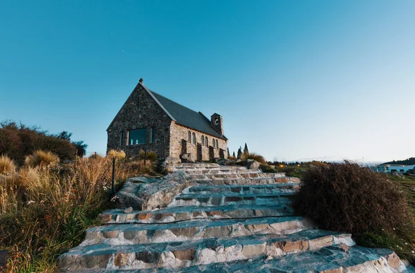 Tarihi kilise, Good Shepherd Lake Tekapo hemen önce günbatımı geç öğleden sonra Yeni Zelanda üzerinde