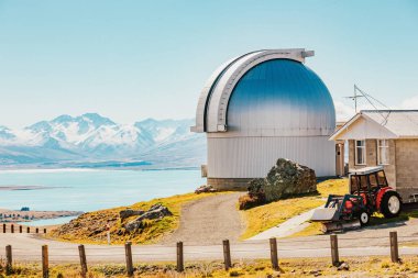 Sonbahar sezonu Tekapo Gölü Güney Alpler'in dağ vadilerinde Yeni Zelanda yakınındaki Mt John gözlemevinde Mount John's