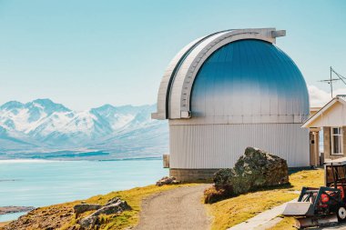 Sonbahar sezonu Tekapo Gölü Güney Alpler'in dağ vadilerinde Yeni Zelanda yakınındaki Mt John gözlemevinde Mount John's