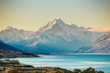 Mt Cook, Yeni Zelanda en yüksek Dağı yolu. Manzara otoyol sürücü boyunca Lake Pukaki Aoraki Mt Cook Milli Parkı'nda, South Island, Yeni Zelanda.