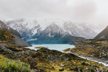 Hooker Vadisi yürüyüş parkuru, Yeni Zelanda. Aoraki Dağı Ulusal Parkı 'nın karla kaplı dağları manzarası.