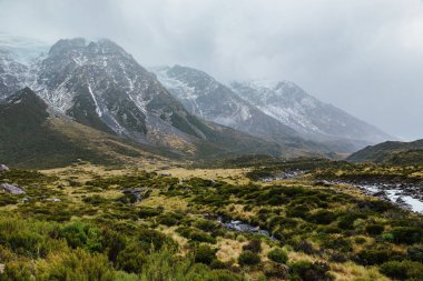 Hooker Vadisi yürüyüş parkuru, Yeni Zelanda. Aoraki Dağı Ulusal Parkı 'nın karla kaplı dağları manzarası.