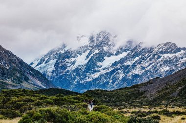Hooker Vadisi yürüyüş parkuru, Yeni Zelanda. Aoraki Dağı Ulusal Parkı 'nın karla kaplı dağları manzarası.