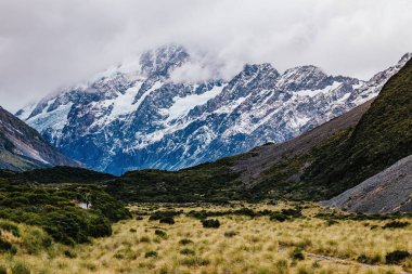Hooker Vadisi yürüyüş parkuru, Yeni Zelanda. Aoraki Dağı Ulusal Parkı 'nın karla kaplı dağları manzarası.