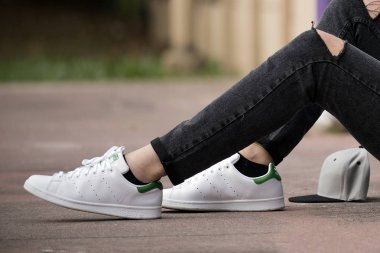 Milan, İtalya - 4 Ekim 2017: Adidas Stan Smith ayakkabı sokakta - açıklayıcı yazı işleri