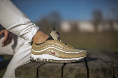 Pavia, İtalya - 13 Aralık 2017: Nike Air Max 97 Altın Ayakkabı sokak