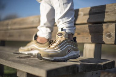 Pavia, İtalya - 13 Aralık 2017: Nike Air Max 97 Altın Ayakkabı sokak