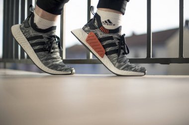 Pavia, İtalya - 17 Ocak 2018: Adidas Nmd_R2 Pk kapalı