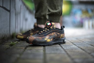 Milan, İtalya - 02 Şubat 2018: Nike Air Max 97 Premium Camo Pack İtalya çifti sokakta giyen adam