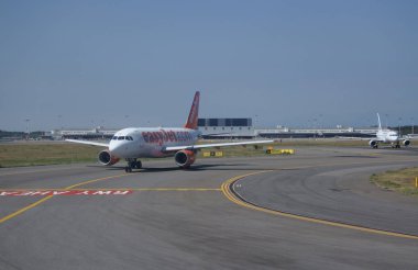 Milan, İtalya - 22 Ağustos 2017: Easyjet uçak Malpensa Uluslararası Havaalanı'nda kalkışa hazır