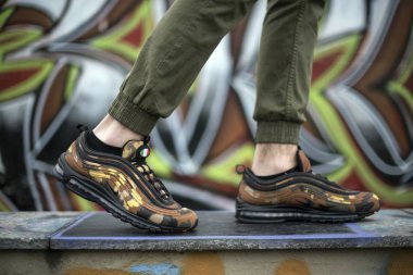 Milan, İtalya - 02 Şubat 2018: Nike Air Max 97 Premium Camo Pack İtalya çifti sokakta giyen adam