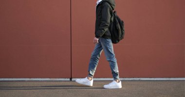 Milan, İtalya - 20 Aralık 2017: bir çift Nike Air Force giyen adam