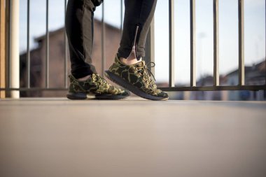 Pavia, İtalya - 02 Şubat 2018: Adidas borulu gölge bir çift sokakta giyen adam