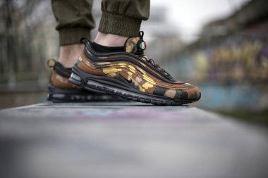 Milan, İtalya - 02 Şubat 2018: Nike Air Max 97 Premium Camo Pack İtalya çifti sokakta giyen adam