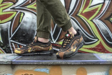 Milan, İtalya - 02 Şubat 2018: Nike Air Max 97 Premium Camo Pack İtalya çifti sokakta giyen adam