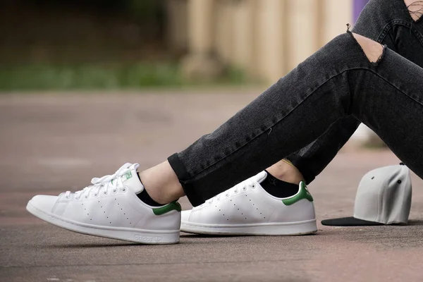 Milão Itália Outubro 2017 Sapatos Adidas Stan Smith Rua Editorial — Fotografia de Stock