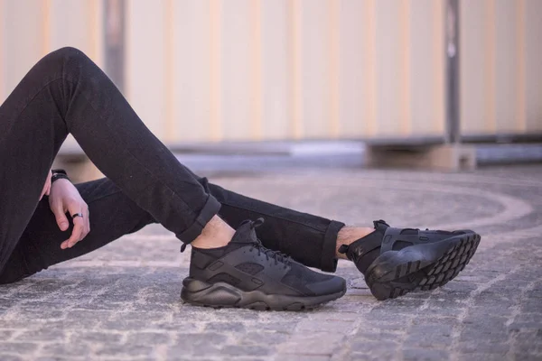 ストリート 例示社説にミラノ イタリア 2017 ナイキ革製メッシュ サンダル実行超靴 — ストック写真