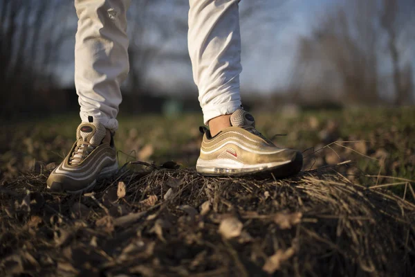 Pavia Italia Desember 2017 Nike Air Max Sepatu Emas Jalan — Stok Foto