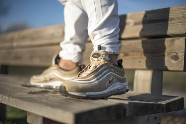 Pavia Italia Diciembre 2017 Nike Air Max Zapatos Oro Calle —  Fotos de Stock