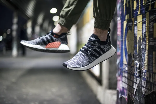 Milano Italien Februari 2018 Man Bär Ett Par Adidas Nmd — Stockfoto