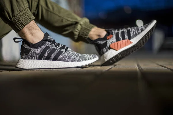 Milano Italien Februari 2018 Man Bär Ett Par Adidas Nmd — Stockfoto