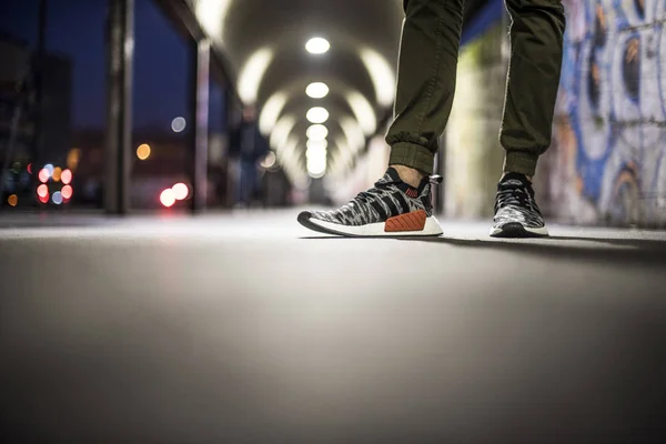 Milán Italia Febrero 2018 Hombre Con Par Adidas Nmd Calle —  Fotos de Stock