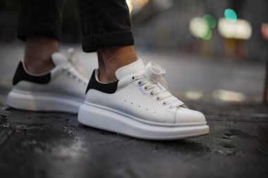 Milano, İtalya - 11 Mayıs 2019: Sokakta Alexander Mcqueen spor ayakkabısı giyen adam
