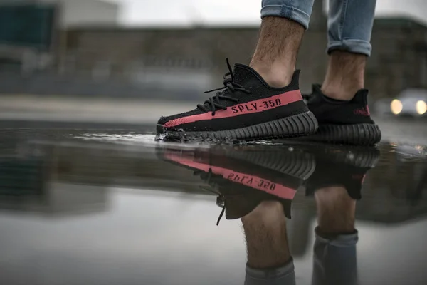 Adidas Yeezy 350. – stockfoto