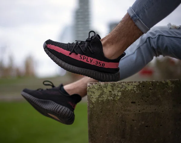 Adidas Yeezy 350 — Stok fotoğraf