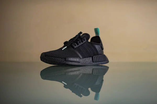 Adidas Nmd R1 ayakkabı — Stok fotoğraf