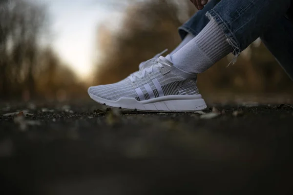 Adidas utrustning stöd Mid ADV PK — Stockfoto