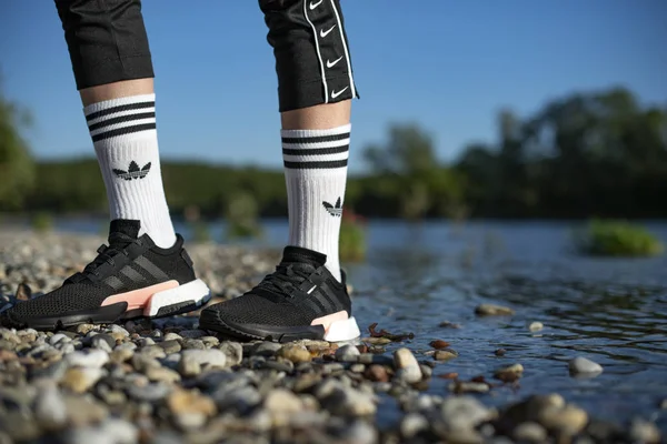 Pavia Italien Mai 2019 Junger Mann Mit Adidas Pod Schuhen — Stockfoto