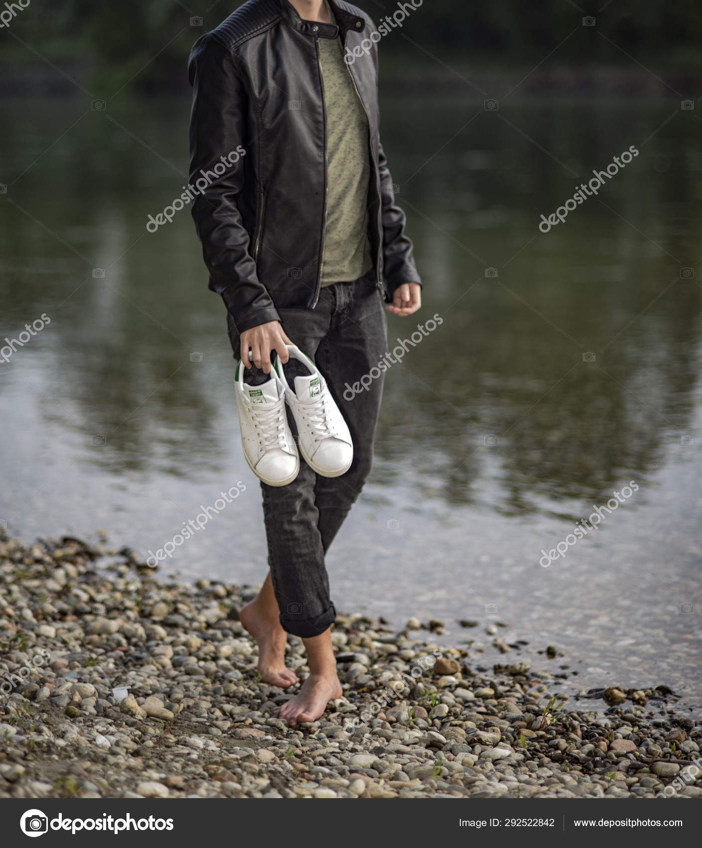 bagage Kilometers Merchandising Pavia Italy April 2017 Young Man Barefoot Holding Pair Adidas – Stock  Editorial Photo © Albo73 #292522842
