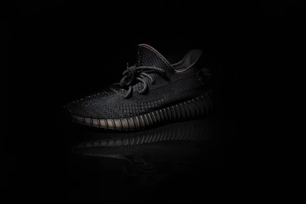 Adidas Yeezy Yükselt 350 V2 Siyah — Stok fotoğraf