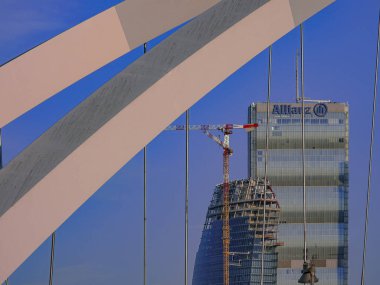 Milan, İtalya - 12 Temmuz 2019: Milano 'daki CityLife bölgesi: Isozaki Kulesi (Allianz Kulesi olarak da bilinir) ve Libeskind Kulesi