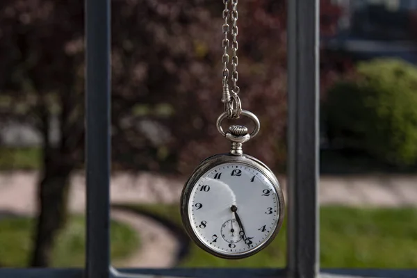 Reloj Bolsillo Una Vista Parque Fondo Corona Virus Lock Concepto — Foto de Stock