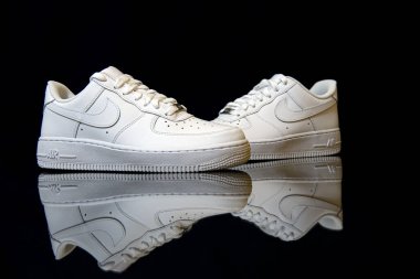 Pavia, İtalya - 5 Nisan 2020: Nike Air Force One Ayakkabı Stüdyosu