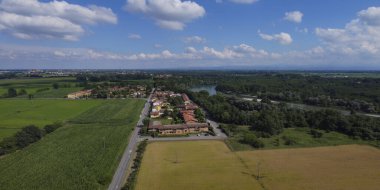 Haziran 'da, İtalya' nın Pavia kentinin hemen dışındaki küçük bir yerleşim alanı yakınlarındaki mısır ve buğday tarlalarının insansız hava aracı görüntüsü