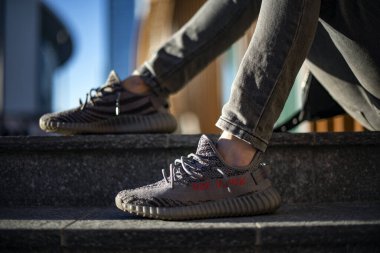 Milan, İtalya - 01 Ocak 2018: Sokakta bir çift Adidas Yeezy giyen adam