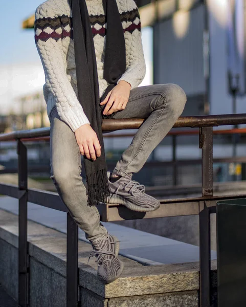 Mediolan Włochy Stycznia 2018 Człowiek Noszący Ulicy Parę Adidasów Yeezy — Zdjęcie stockowe