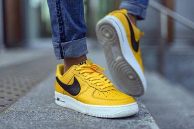 Milan, İtalya - 4 Temmuz 2020: Nike Air Force One LV '07 Sarı elbiseli bir çocuğa yakın çekim