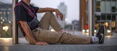 Milan, İtalya - 21 Ekim 2018: Sokaklarda Nike Cortez 'in klasik ayakkabılarını giyen genç adam