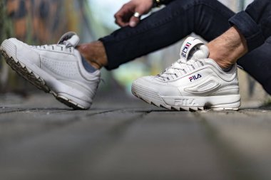 Milan, İtalya - 12 Mayıs 2019: Sokakta bir çift Fila Disruptor ayakkabısı giyen adam