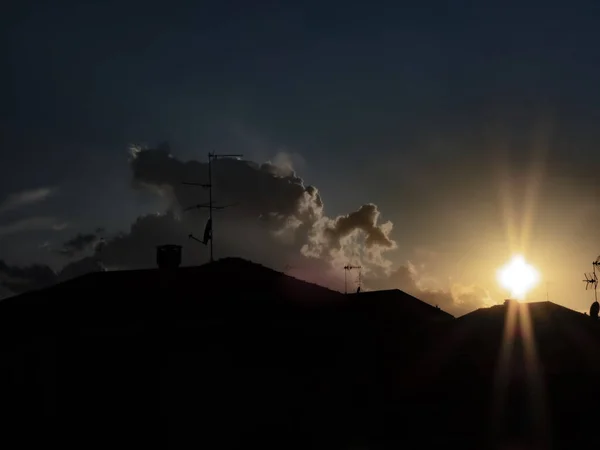 Kreuz Der Sonne Bei Sonnenuntergang Italien — Stockfoto