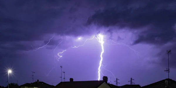 イタリアのパヴィアの屋根の上で夜の嵐 ストックフォト