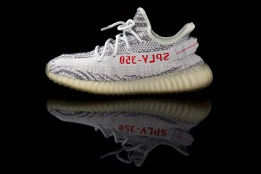 Pavia, İtalya - 2 Ekim 2020: Adidas Yeezy Boost 350 