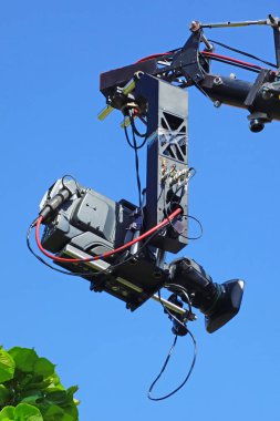 Özel kamera ekipmanı ve mavi gökyüzü arka plan üzerinde dijital video kamera