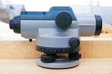 Bir teodolit yatay ve dikey uçaklarda açıları ölçmek için bir hassas aracıdır.