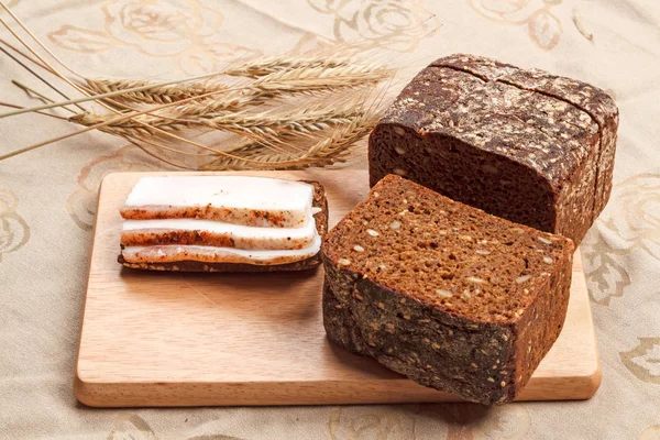 Tři Kusy Brakické Slaniny Žitný Chléb Uši Pšenice Stůl — Stock fotografie