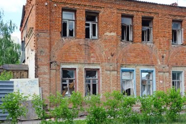 Yıkım için kırık penceresi olan eski tuğla ev